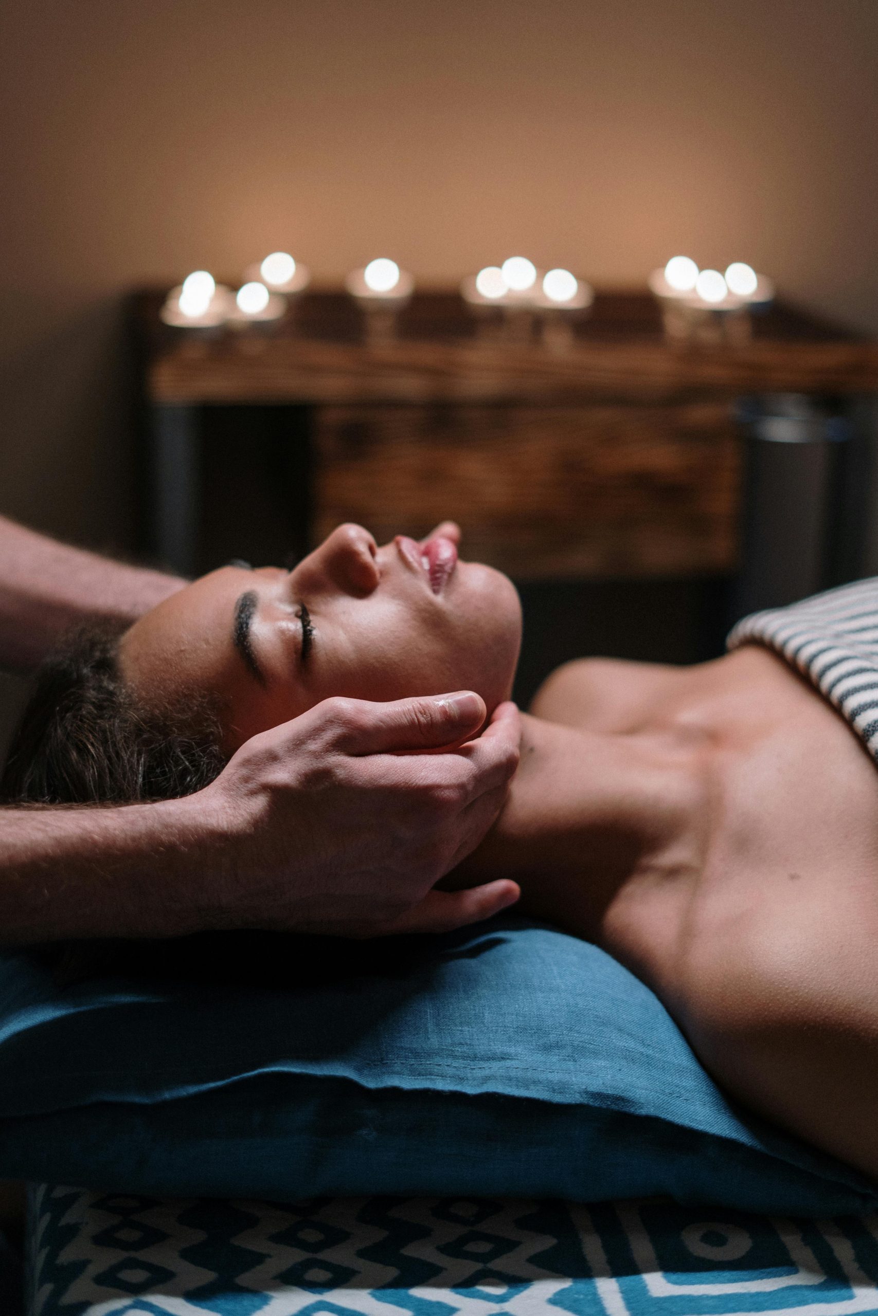 afslappende ansigtsmassage med fokus på velvære